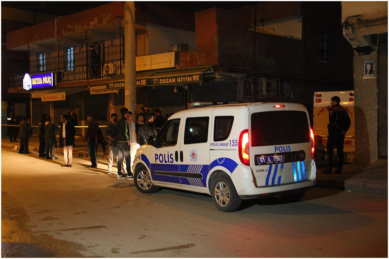 Adana’da gerçekleşen silahlı saldırıda biri ağır 2 kişi yaralandı Adana’da gerçekleşen silahlı saldırıda biri ağır 2 kişi yaralandı